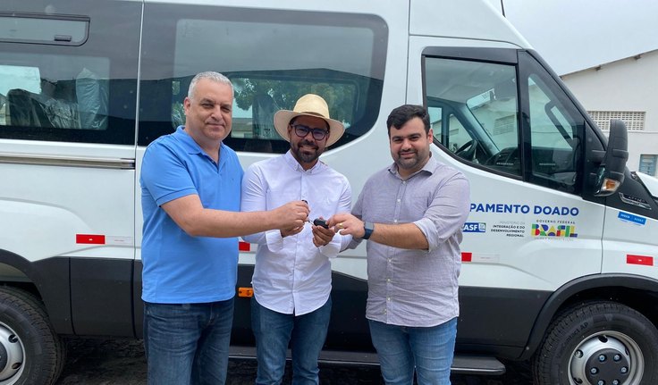 Alfredo Gaspar entrega emendas de R$ 557 mil na forma de duas vans para Instituto em Pão de Açúcar e Cooperativa Rural de Matriz de Camaragibe