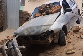Condutor perde controle de carro e invade residência no Sertão alagoano