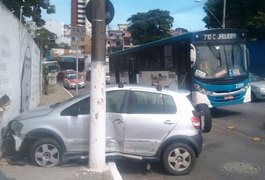 Condutora fica ferida após tentar ultrapassar ônibus no bairro do Farol, em Maceió