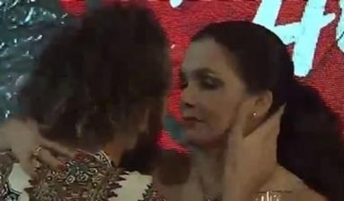 A Fazenda: Luiza Ambiel e Cartolouco trocam beijão em festa e surpreendem os peões