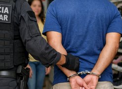 Homem é preso por importunação sexual após ato obsceno em loja no centro de Feira Grande