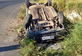 Condutor perde controle de carro em curva e capota na BR-101, em Junqueiro