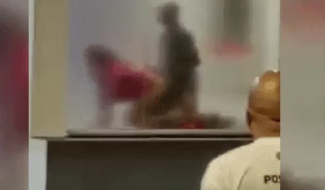 VÍDEO: Casal não se importa com quem está olhando e faz sexo dentro de agência bancária em SP