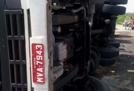 Colisão entre duas carretas deixa um morto e um ferido na BR-101