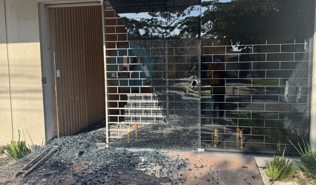 Prédio da Rádio Gazeta FM é alvo de ataque com pedrada em Arapiraca