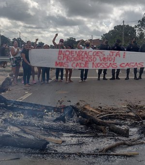 Ex-moradores de trecho duplicado da AL-220 protestam contra demora no pagamento das indenizações