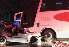 Cinco pessoas morrem após carro bater de frente com ônibus em Minas Gerais