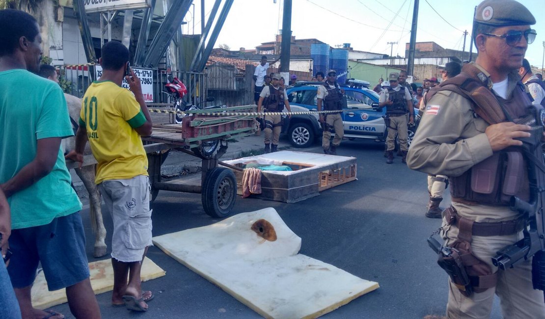 Mulher mata companheira, esconde corpo em cama box e tenta fugir em carroça