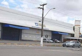 Dupla armada invade agência dos Correios e rouba arma de vigilante, em AL