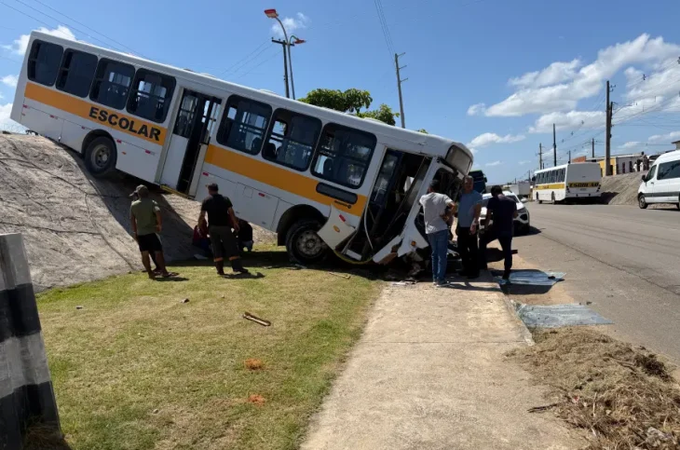 Ônibus escolar cai de ribanceira e atinge pista da AL-215 em Marechal Deodoro