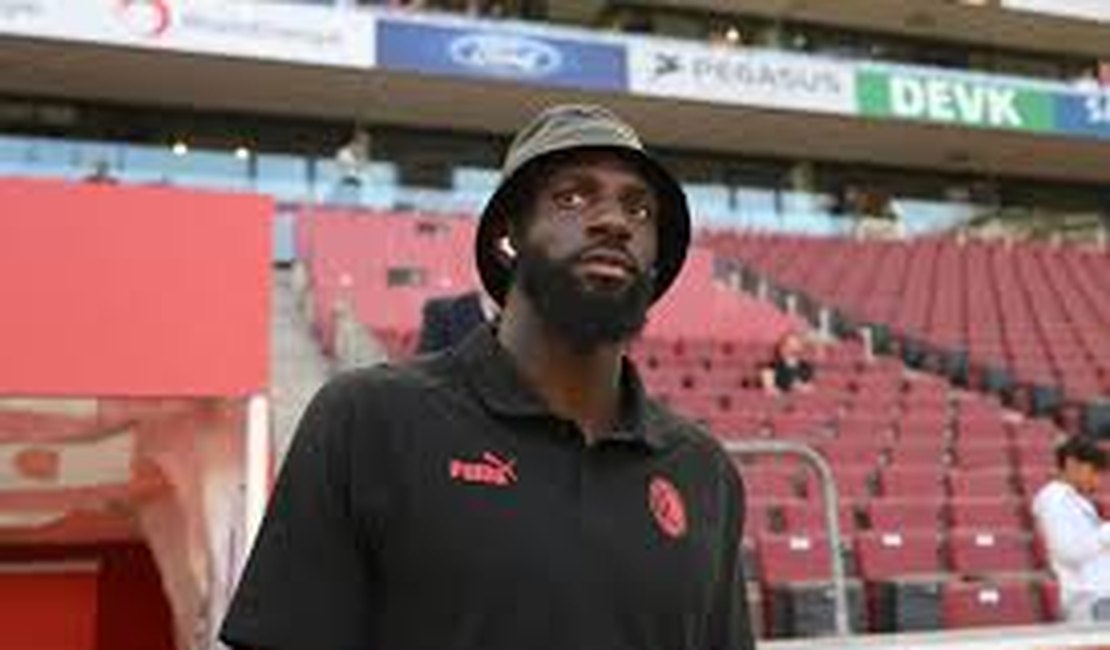 Vídeo. Policial suspende abordagem ao notar que suspeito retirado de carro na verdade era jogador do Milan