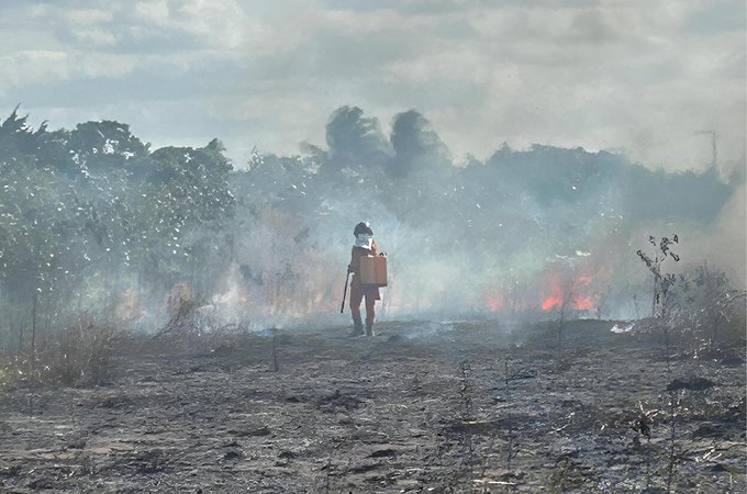 Bombeiros combatem incêndio em vegetação próxima a tubulações da Petrobras, em Arapiraca