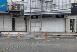 Trabalhador que ficou ferido ao ser atingido por descarga elétrica em andaime continua internado no HEA