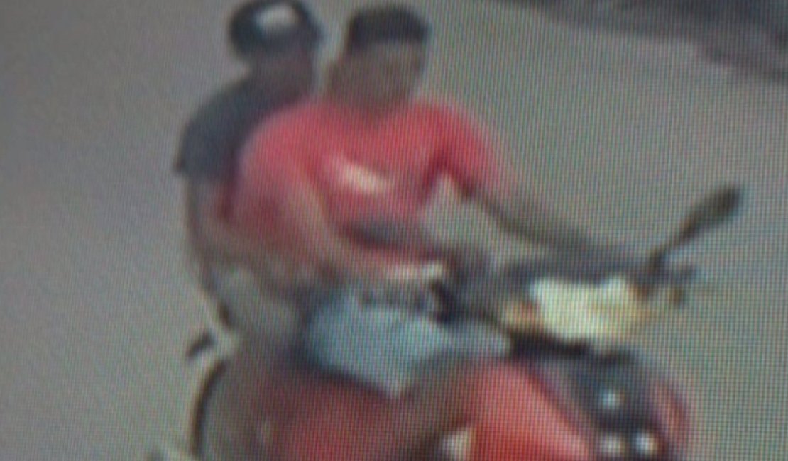 Vídeo. Dupla rouba bolsa com pertences de jovem nas Batingas, em Arapiraca