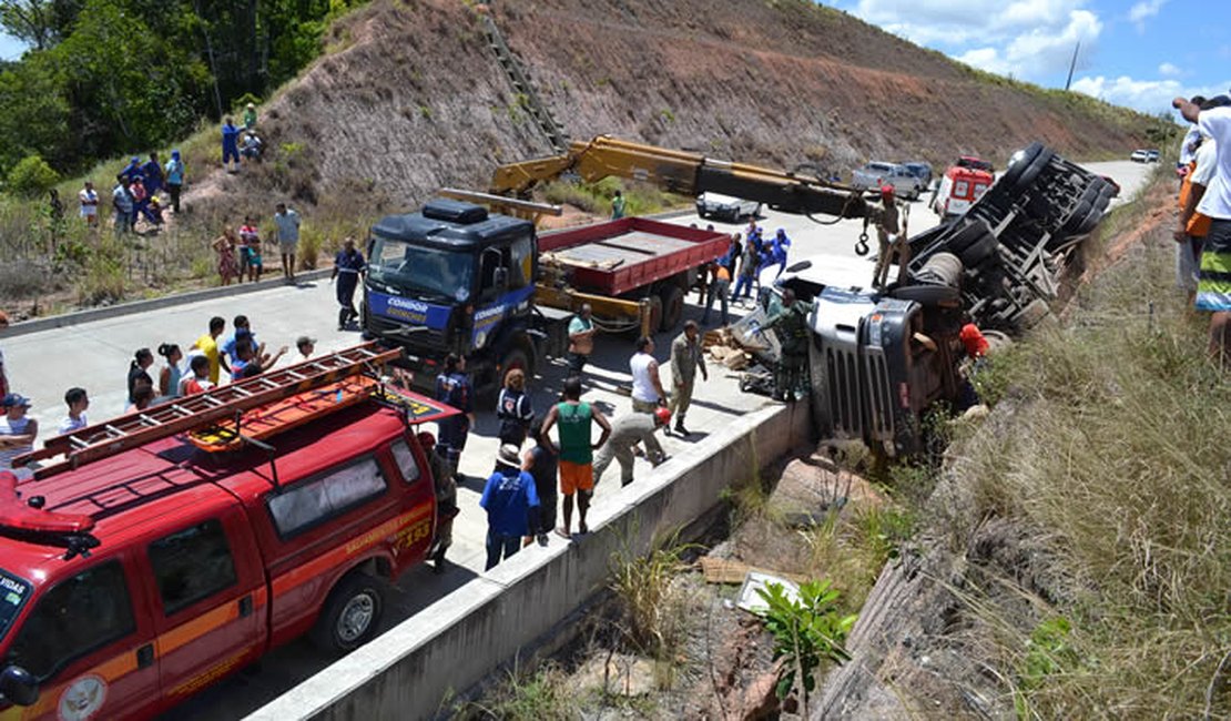 Grave acidente deixa pai e filha presos às ferragens na BR-101