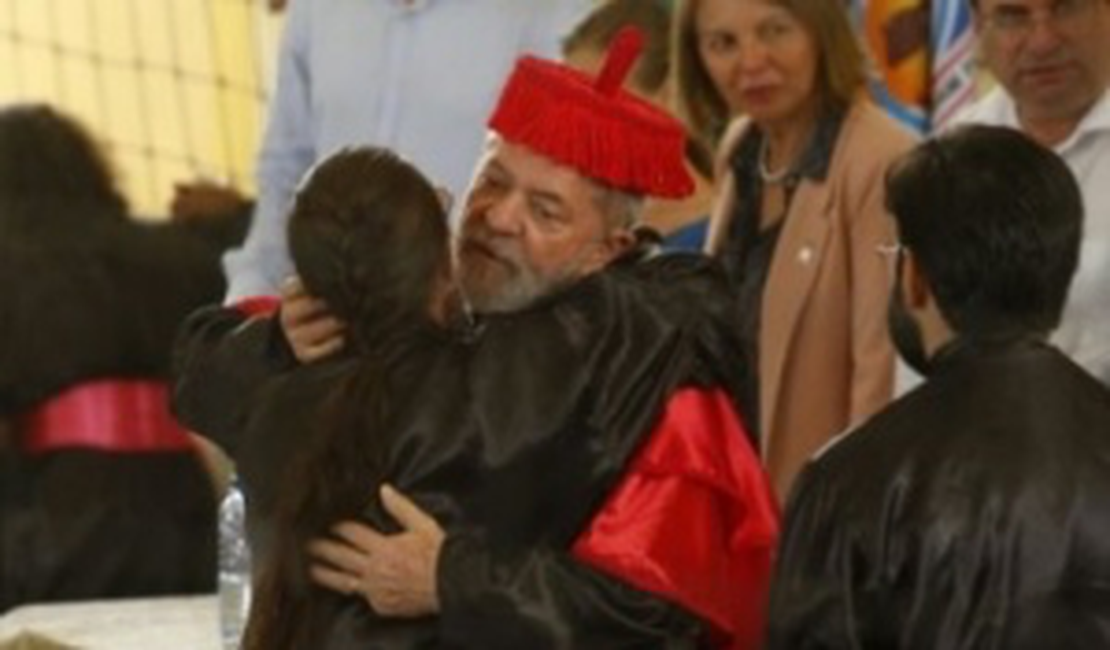 Juiz cancela documento que retirava título de doutor honoris causa dado a Lula pela Uneal