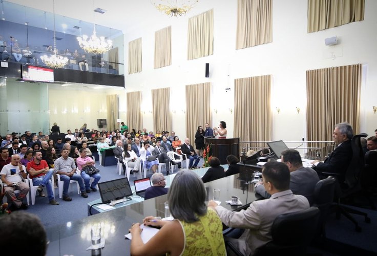 Trabalho seguro e saúde mental são debatidos em sessão especial