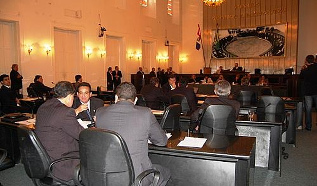 Alagoas volta a ter 27 deputados estaduais e nove federais