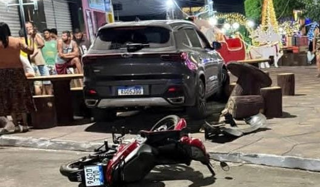 Condutor supostamente embriagado invade calçadão com carro e deixa moto destruída, em Feira Grande