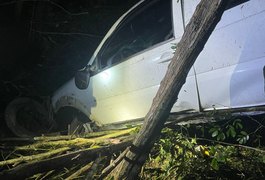 Batida contra árvores após saída de pista deixa homem morto e dois feridos em Branquinha