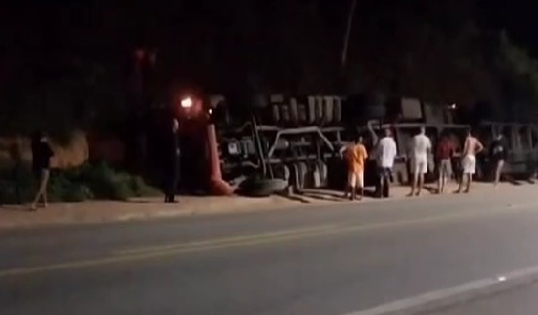 Carreta tomba na rodovia BR 316, em Atalaia
