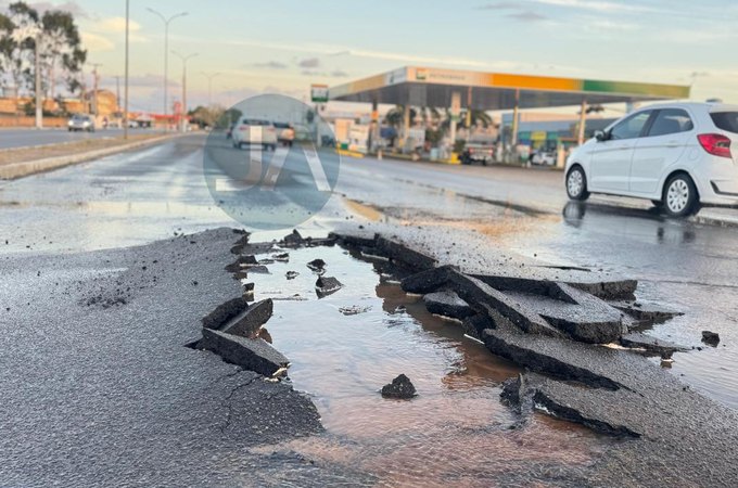 Rompimento de tubulação causa afundamento da pista na AL 220, perto do Hospital de Emergência, em Arapiraca