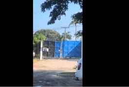 Torcedores do CSA protestam, quebram portão do CT e são autorizados a acompanhar o treino