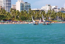 Bombeiros resgatam velejador após embarcação quebrar na orla de Maceió