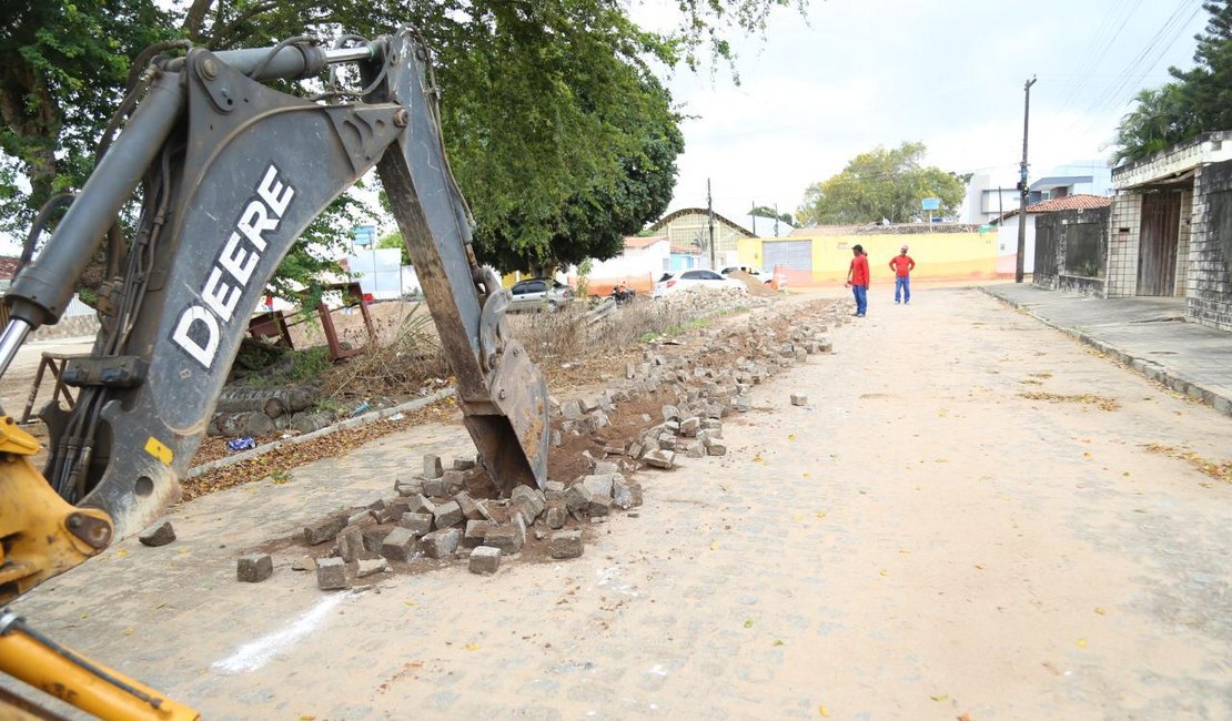 Obra de esgotamento sanitário no bairro Jardim Tropical é iniciada