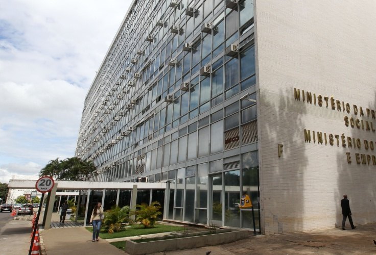 Ministério nega que jornada diária de oito horas de trabalho aumentará