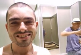 Filho se emociona após pai com Alzheimer o reconhecer; tratamento foi feito com óleo de cannabis