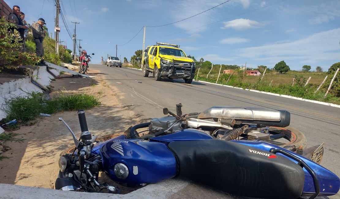 Dupla colide com viatura da PM em Feira Grande e cachorro come dedo de vítima