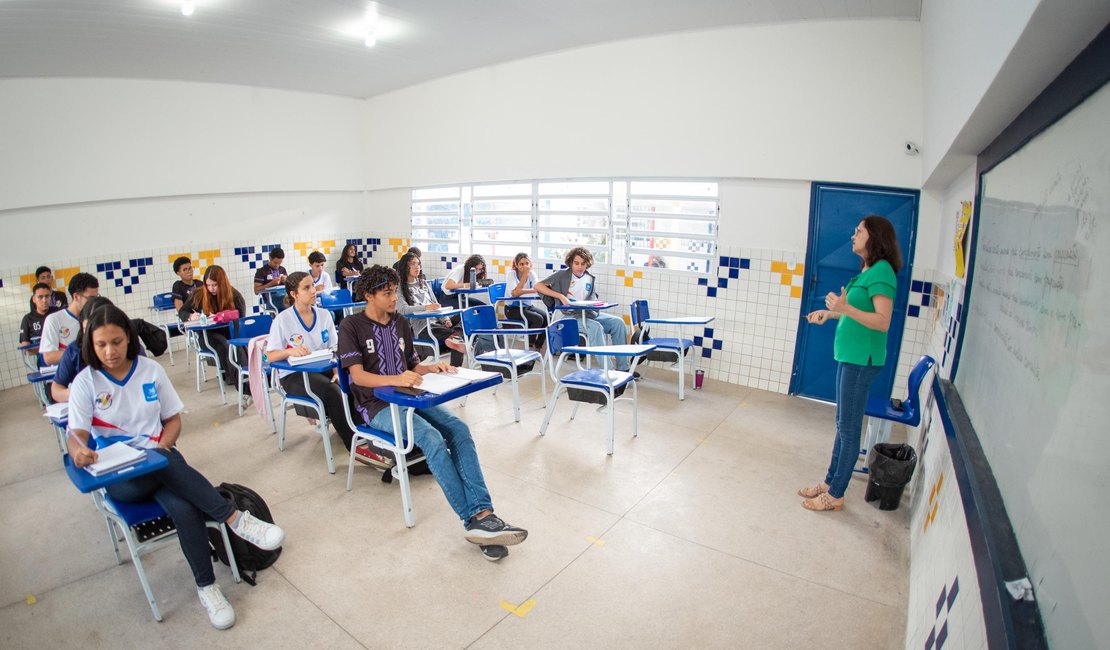 Governo de Alagoas paga retroativo do Piso Nacional da Educação para 2.745 professores