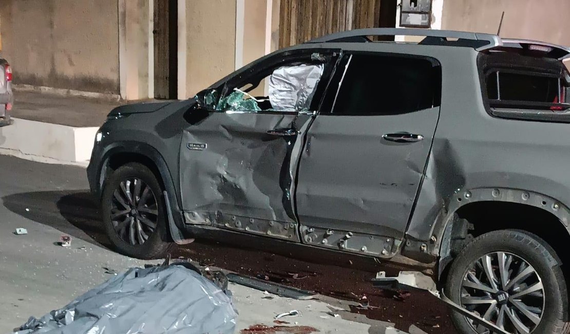 Jovem de 20 anos morre e mulher fica ferida após colisão entre motocicleta e carro, em Arapiraca