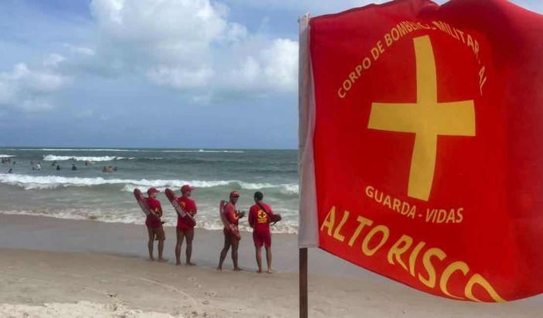 Catamarã afunda na Praia do Sobral, em Maceió,  e tripulantes são resgatados sem ferimentos