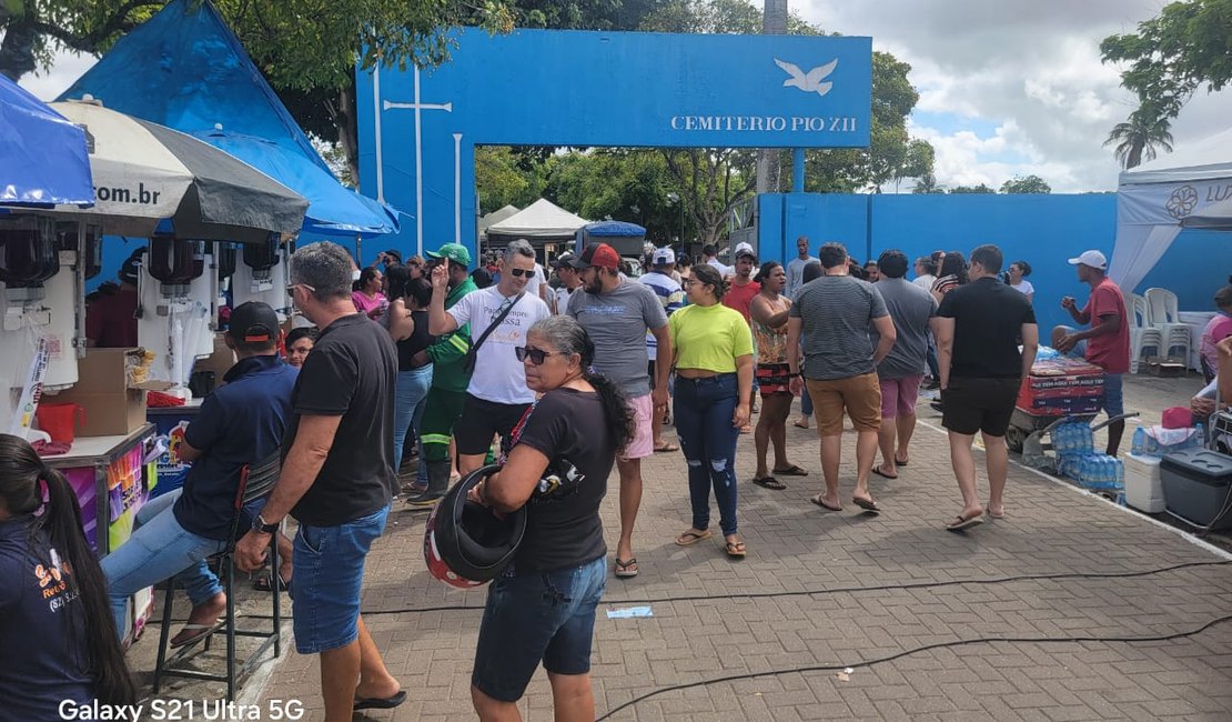 Dia de Finados: Grande número de pessoas visita entes queridos no Cemitério Pio XII, em Arapiraca