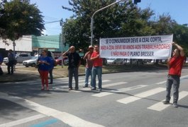 Aposentados da antiga Ceal fazem ato e cobram pagamento de benefício