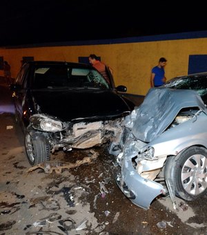 Motorista invade a contramão e atinge carro de filho de ex-candidato a vereador em Arapiraca