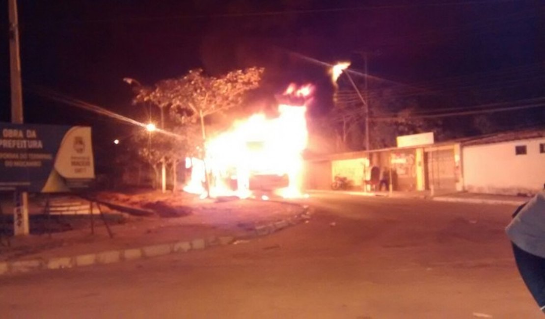 Criminosos incendeiam mais um ônibus da Real Alagoas em Maceió