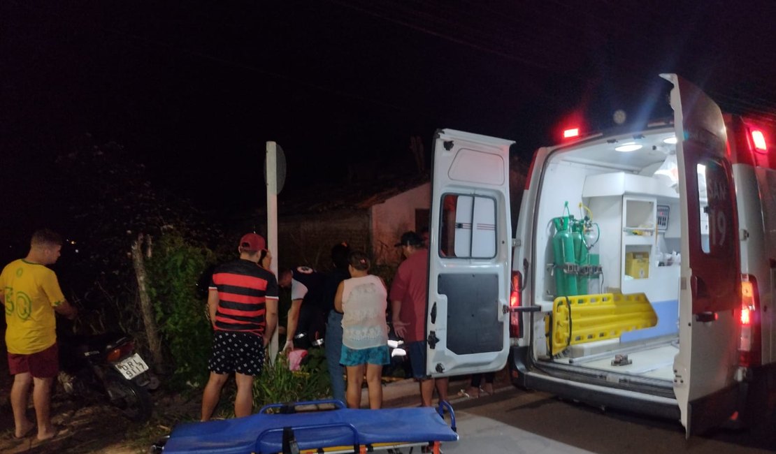 Condutor perde controle de moto e colide contra placa de sinalização, em Arapiraca