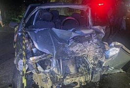 Idoso em Fiat Uno invade contramão e morre em batida frontal no Sertão de Alagoas