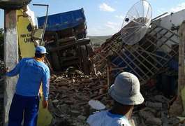 Uma pessoa morre após caminhão de lixo colidir com borracharia