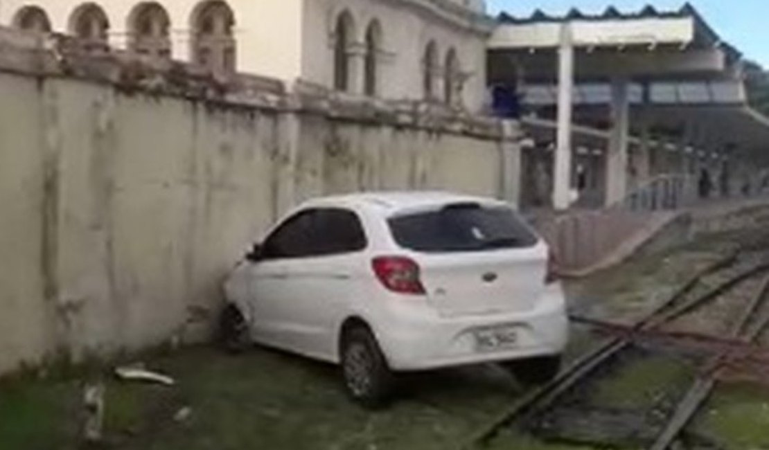 Motorista foge após carro invadir ﻿estação da CBTU, em Maceió