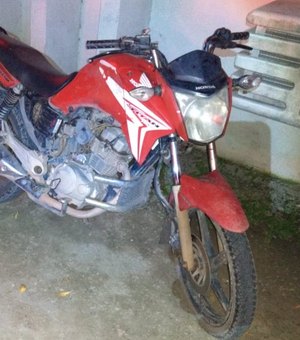 Polícia recupera moto roubada após troca de tiros com dupla suspeita, em São Miguel