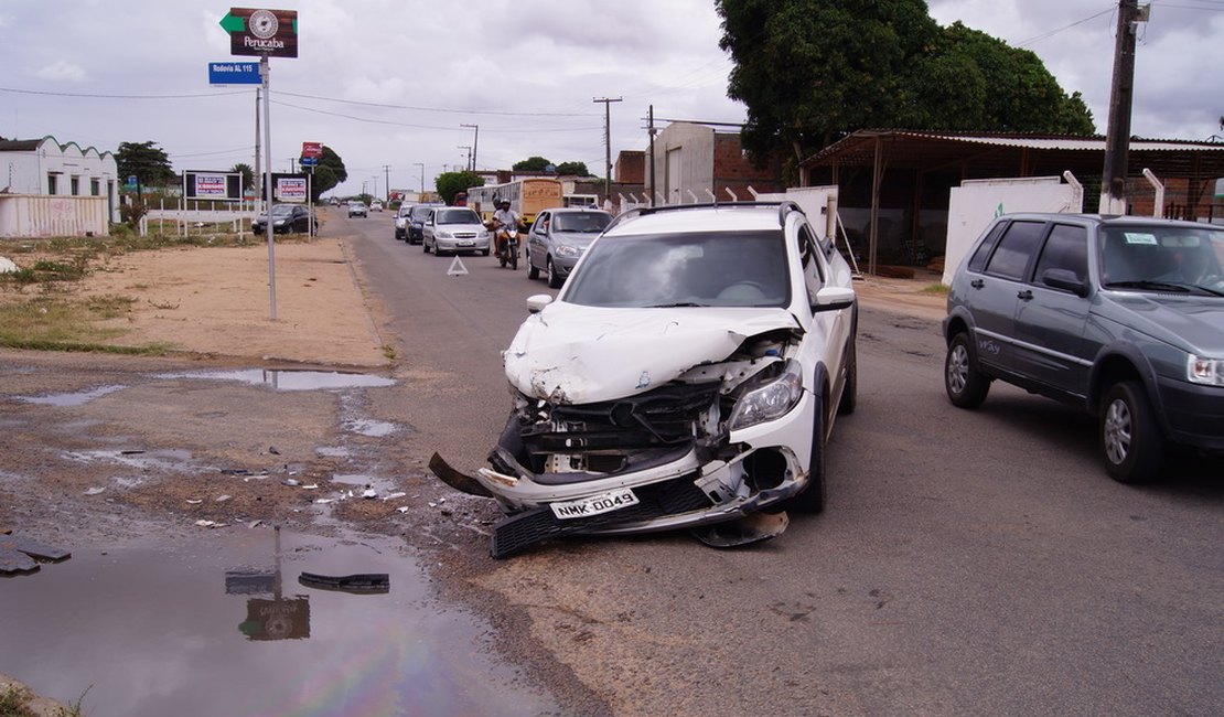 Dois veículos se envolvem em um acidente na Rodovia AL-110 em Arapiraca