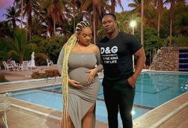 Ex-BBB Rízia Cerqueira exibe barriga de gravidez ao lado de namorado