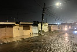 Dois postes com perigo de queda preocupam moradores do Osman Loureiro
