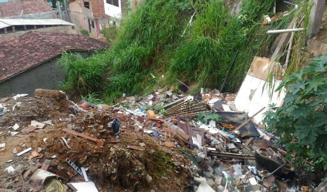 Criança de 3 anos morre e mãe fica ferida após casa desabar em Grota de Maceió