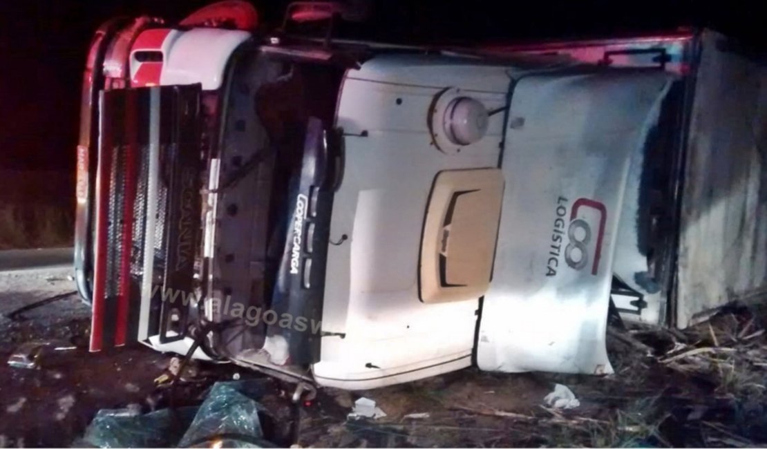 Carreta tomba na BR 101 entre São Miguel dos Campos e Campo Alegre