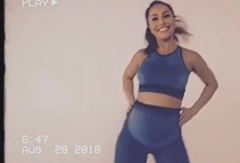 Sabrina Sato exibe a barriga e faz sessão de 'aeróbica anos 80'